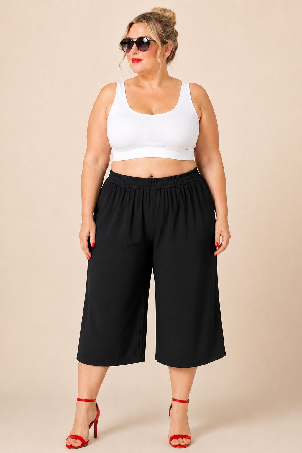 Pantacourt noir grande taille coupe fluide look estival de face