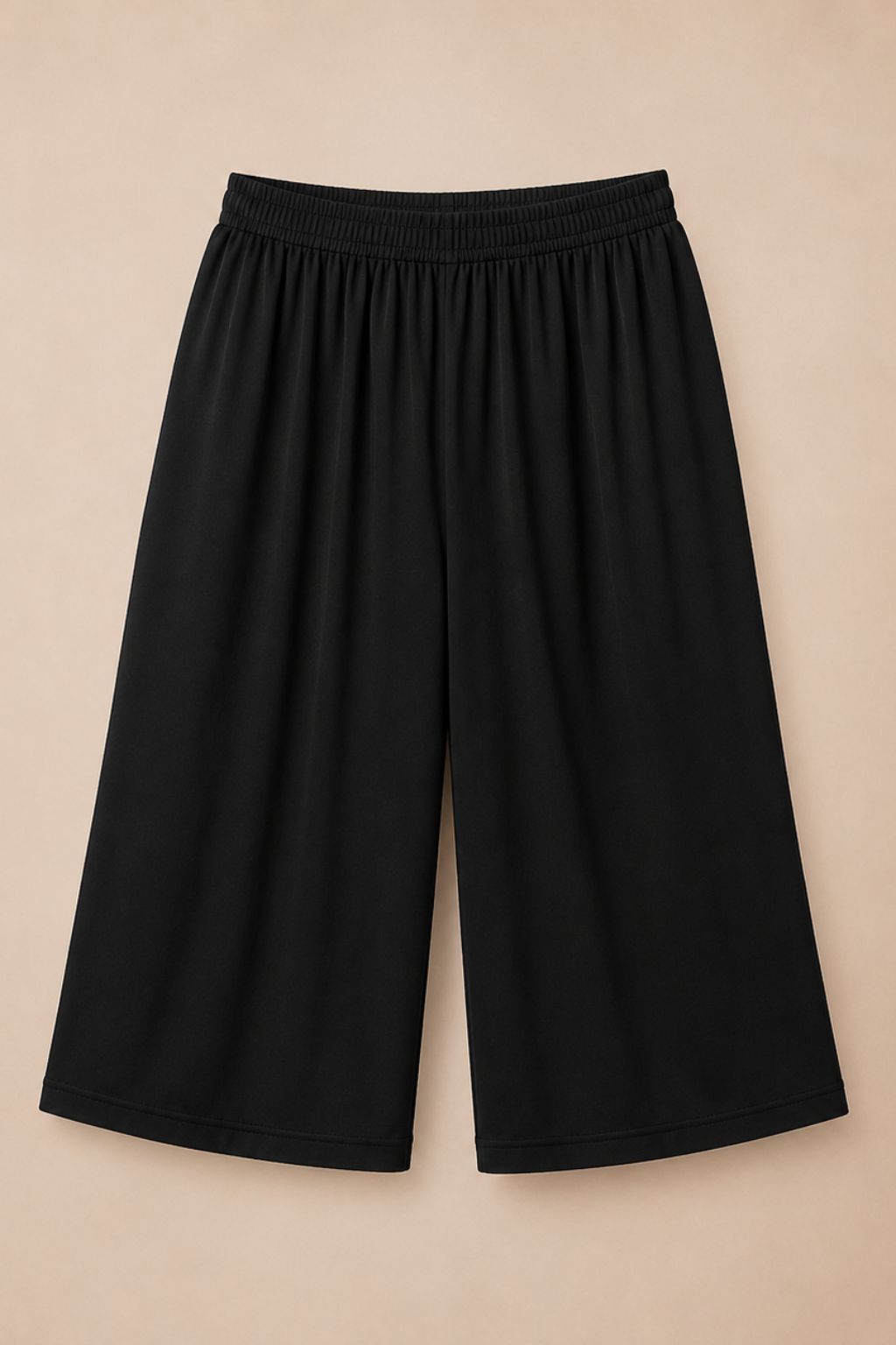 Pantacourt noir grande taille jambes larges taille élastique sur fond beige