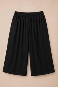 Pantacourt noir grande taille jambes larges taille élastique sur fond beige
