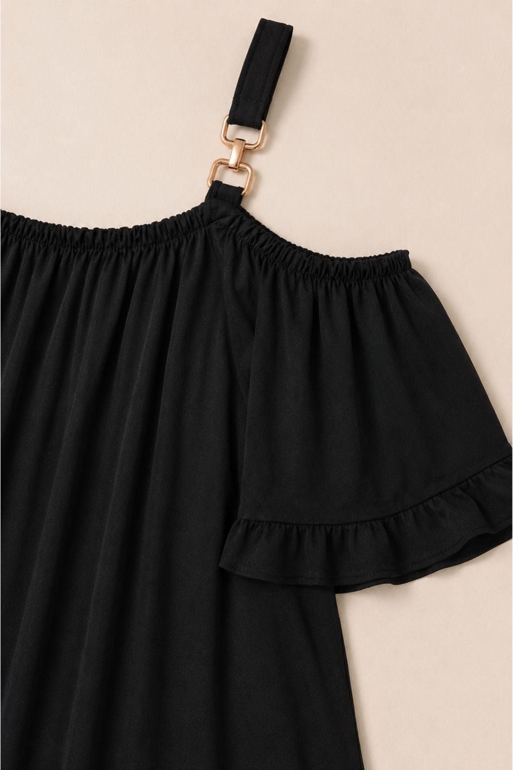 Détail encolure volantée robe noire grande taille col bardot