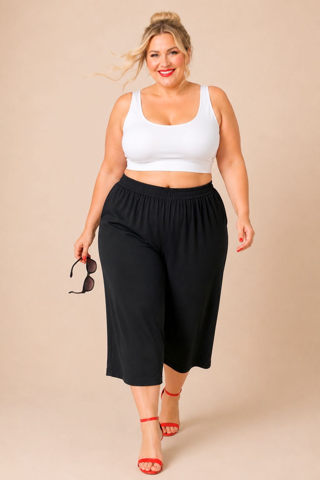 Pantacourt noir grande taille jambes larges taille élastique porté de face