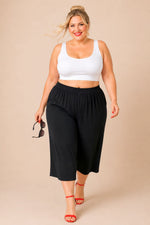 Pantacourt noir grande taille jambes larges taille élastique porté de face
