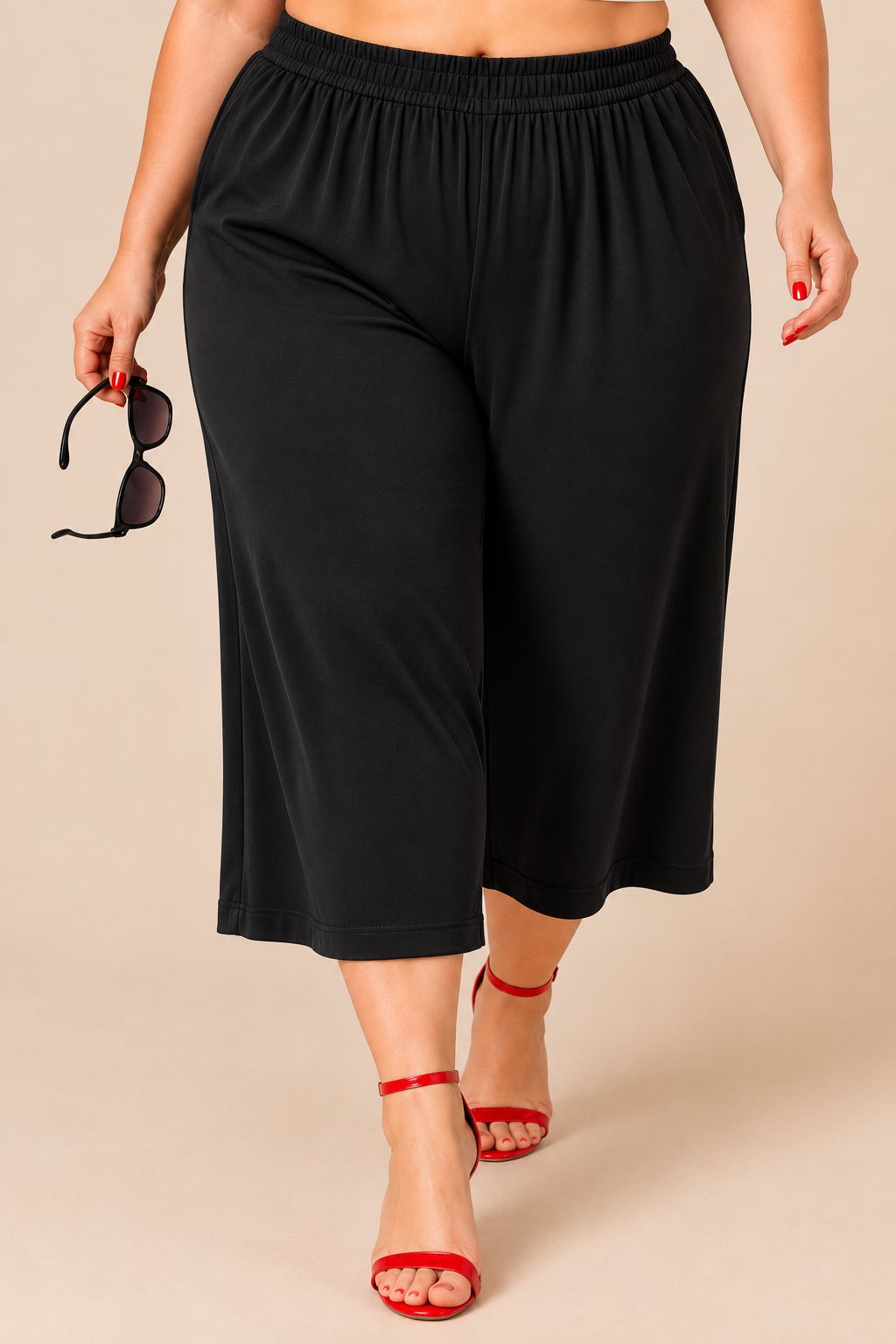 Détail jambes larges pantacourt noir grande taille avec sandales rouges