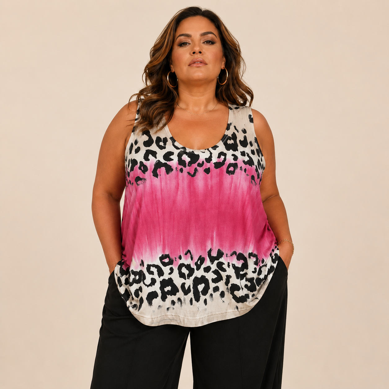 Femme portant un haut grande taille fluide et élégant, collection Printemps-Été Nos Copines, tailles 50 à 70+ Image