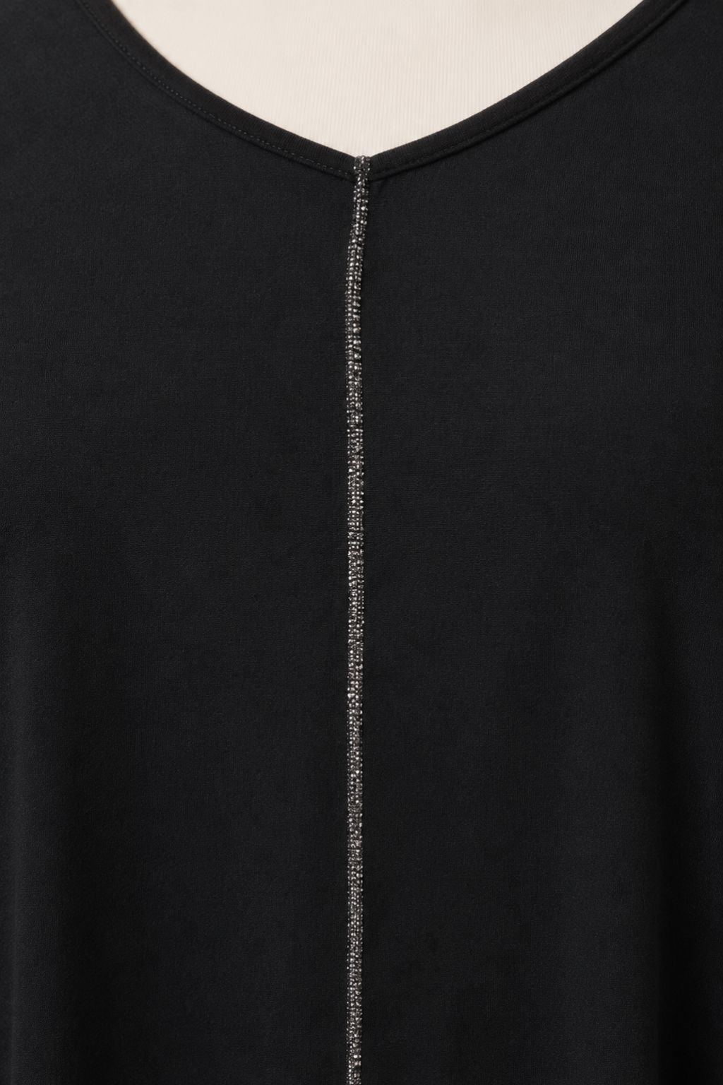 Débardeur grande taille noir détail strass vertical col V - gros plan