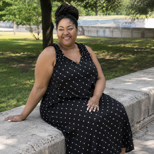 Femme portant une robe grande taille du 50 au 70+ lors d'une balade au parc, Nos Copines