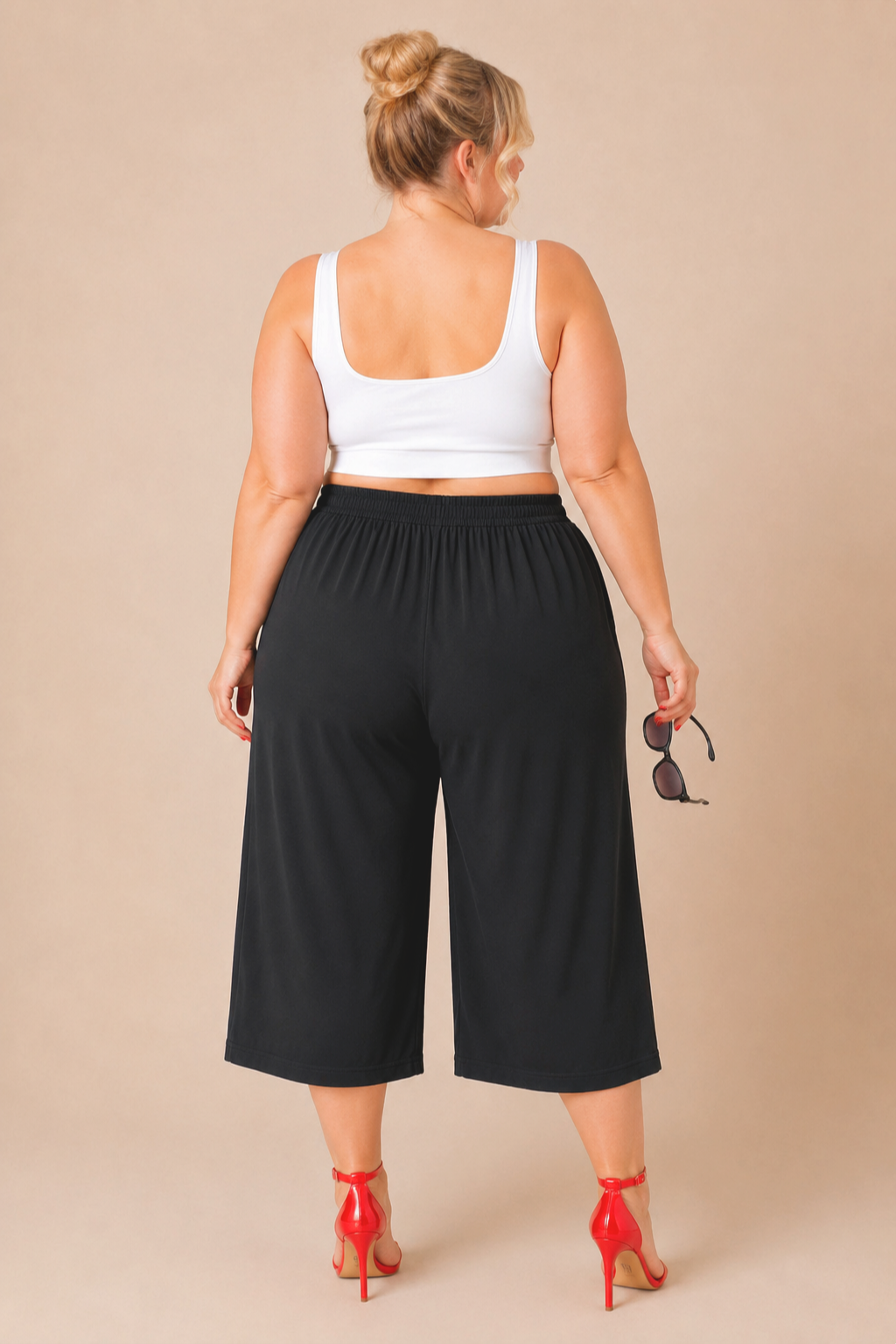 Pantacourt noir grande taille jambes larges taille élastique vu de dos