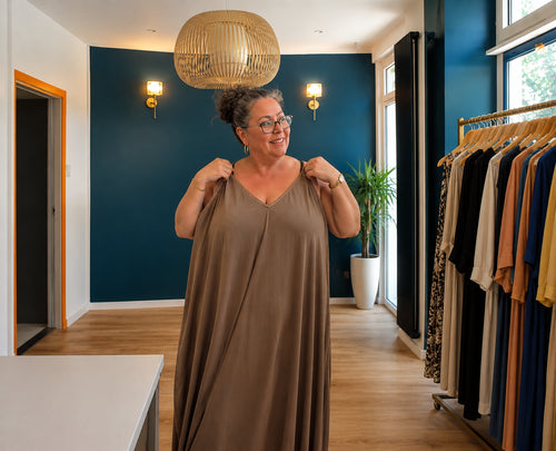 Cliente portant la Robe Aurore grande taille, coupe fluide et féminine du 50 au 70+, Nos Copines