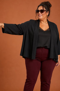 Veste fluide grande taille noire, col châle et manches 3/4