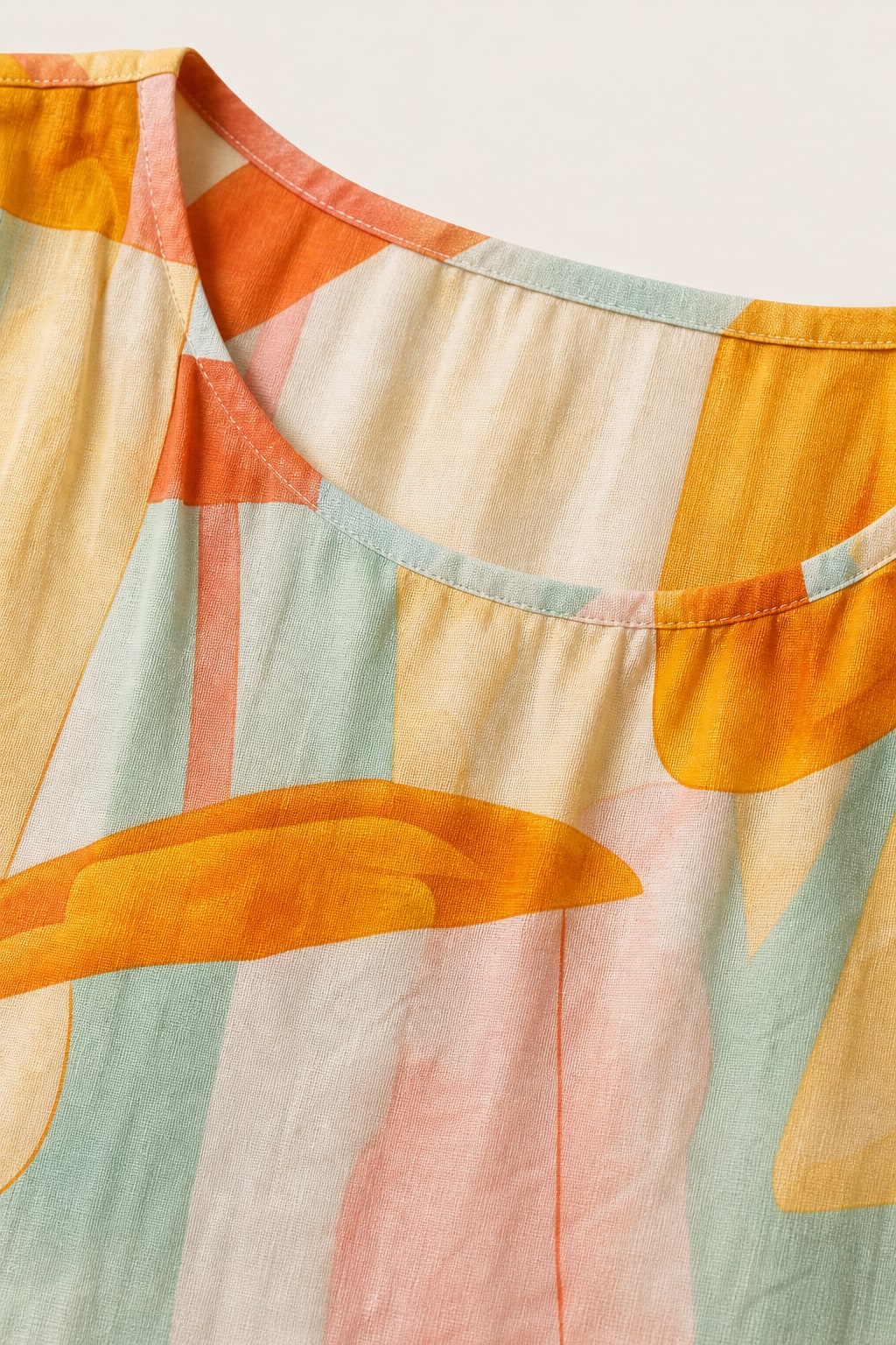 Robe grande taille imprimée manches courtes coupe fluide en rayonne avec poches