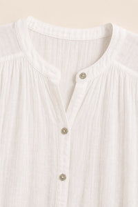 Chemise grande taille sans manches en voile de coton coupe fluide portée ouverte en gilet