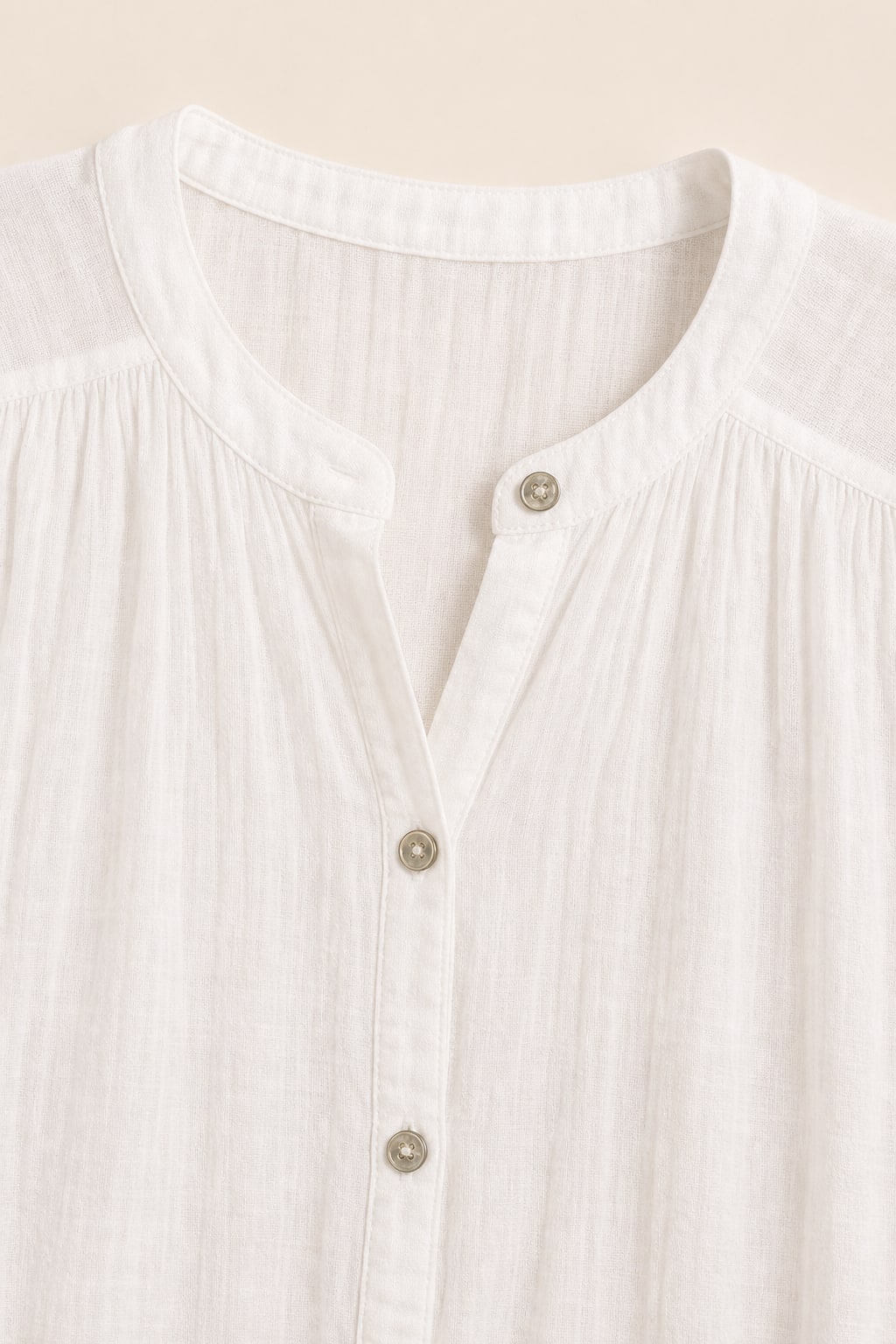 Chemise grande taille sans manches en voile de coton coupe fluide portée ouverte en gilet