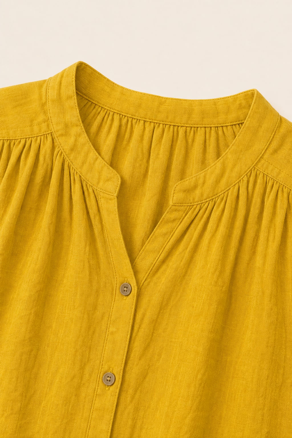 Chemise grande taille sans manches en voile de coton coupe fluide portée ouverte en gilet