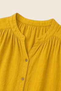 Chemise grande taille sans manches en voile de coton coupe fluide portée ouverte en gilet