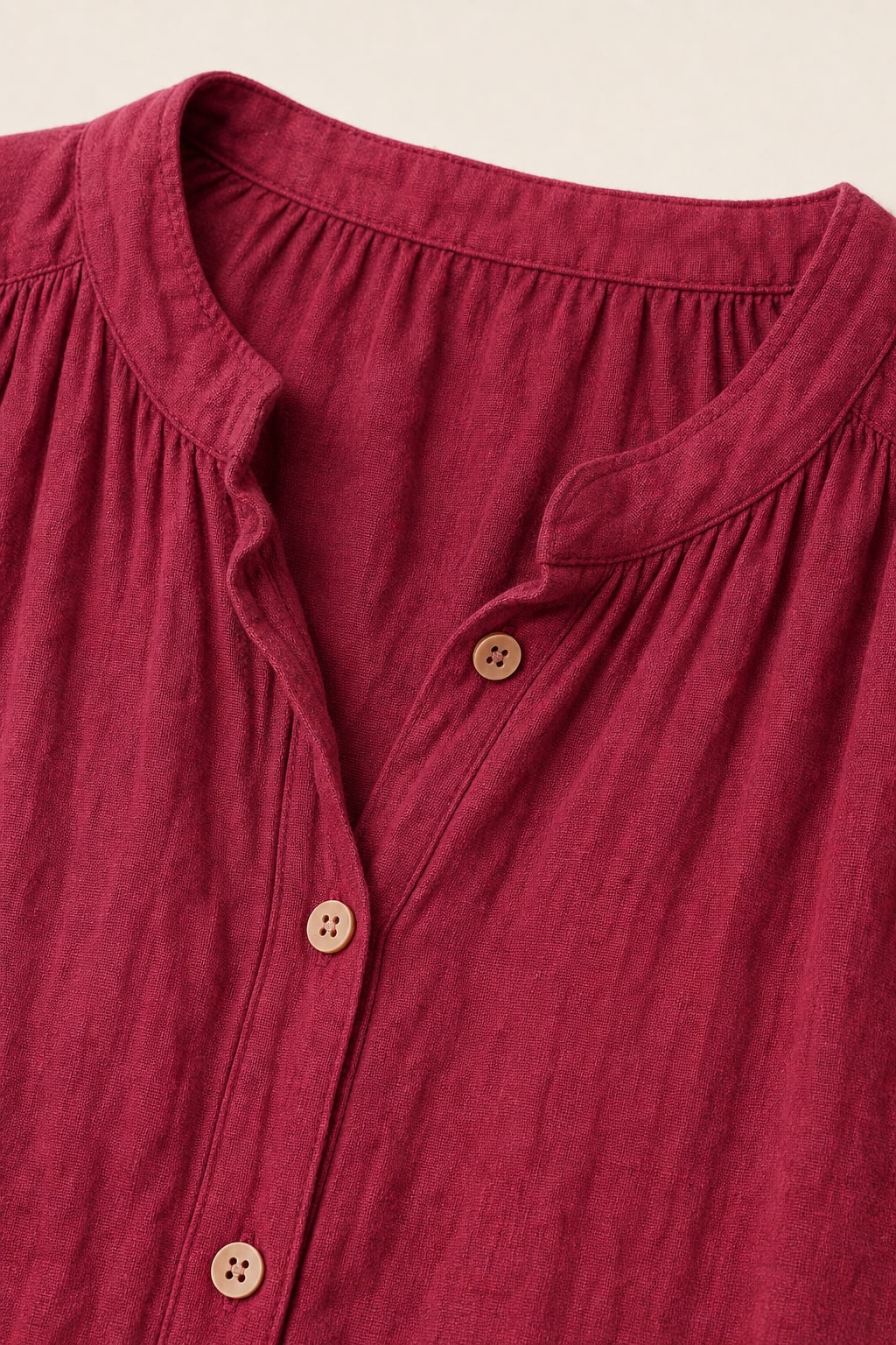 Chemise grande taille sans manches en voile de coton coupe fluide portée ouverte en gilet