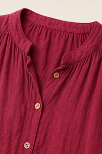 Chemise grande taille sans manches en voile de coton coupe fluide portée ouverte en gilet