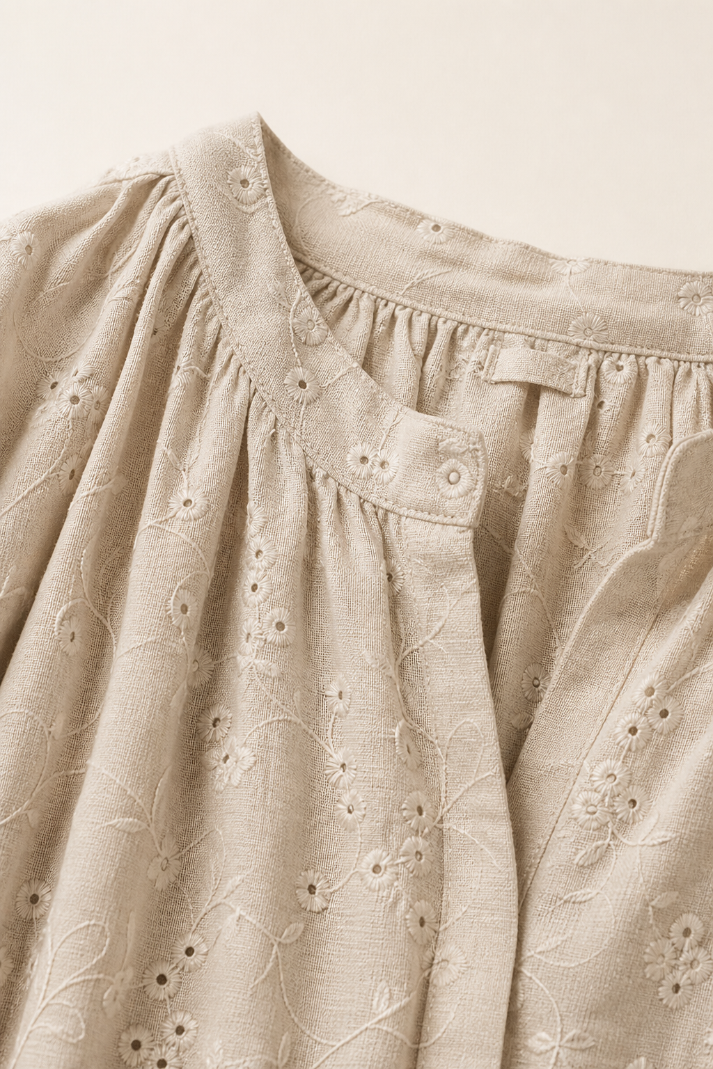 Combishort grande taille col cache-cœur broderie anglaise manches courtes retroussées coton