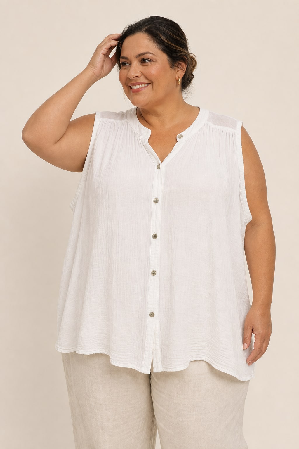 Chemise grande taille sans manches en voile de coton coupe fluide portée ouverte en gilet Image