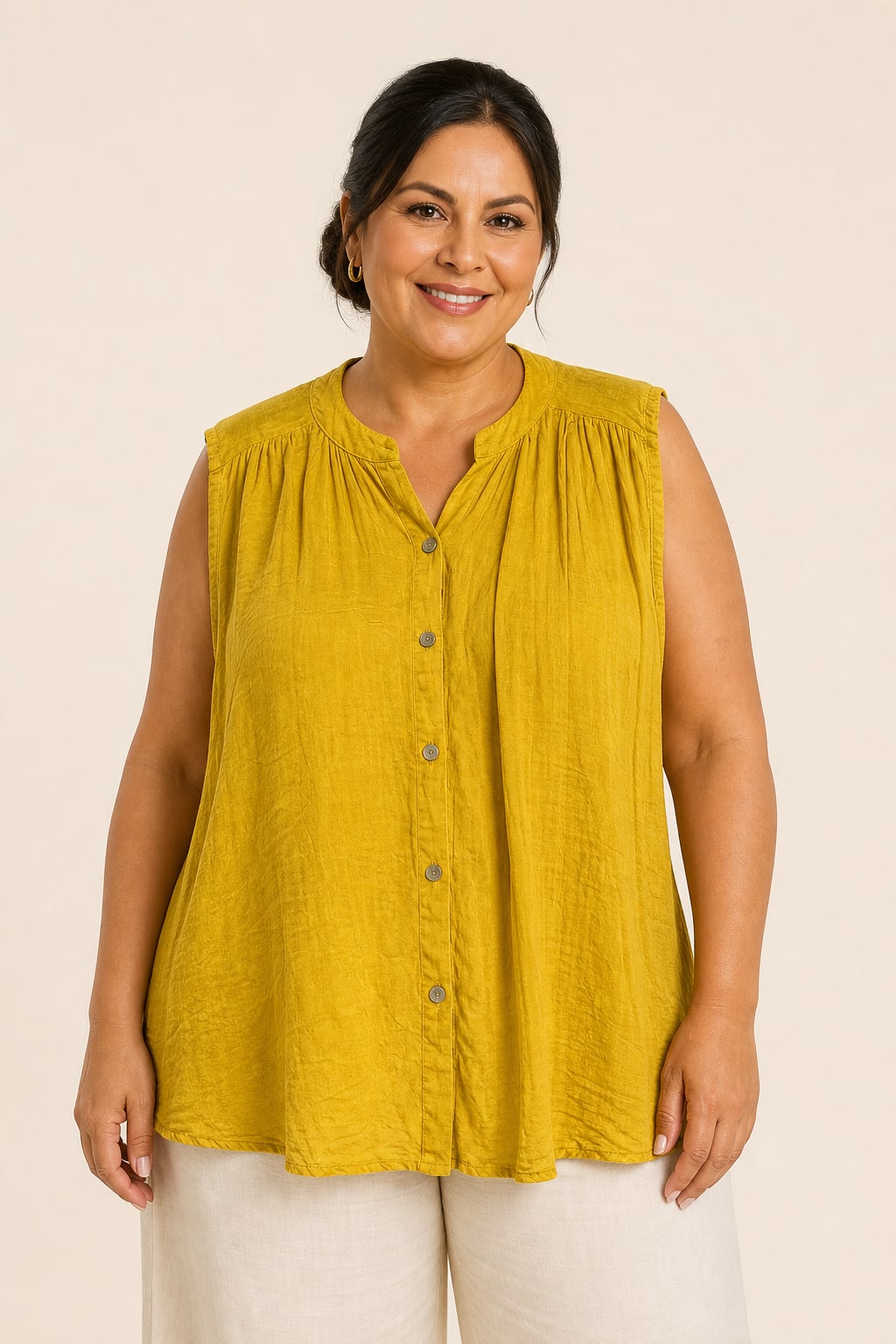 Chemise grande taille sans manches en voile de coton coupe fluide portée ouverte en gilet