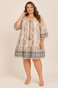 Robe grande taille bohème coupe trapèze encolure froncée manches 3/4 à franges imprimé graphique