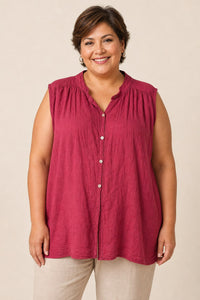 Chemise grande taille sans manches en voile de coton coupe fluide portée ouverte en gilet