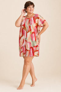 Robe grande taille imprimée manches courtes coupe fluide en rayonne avec poches