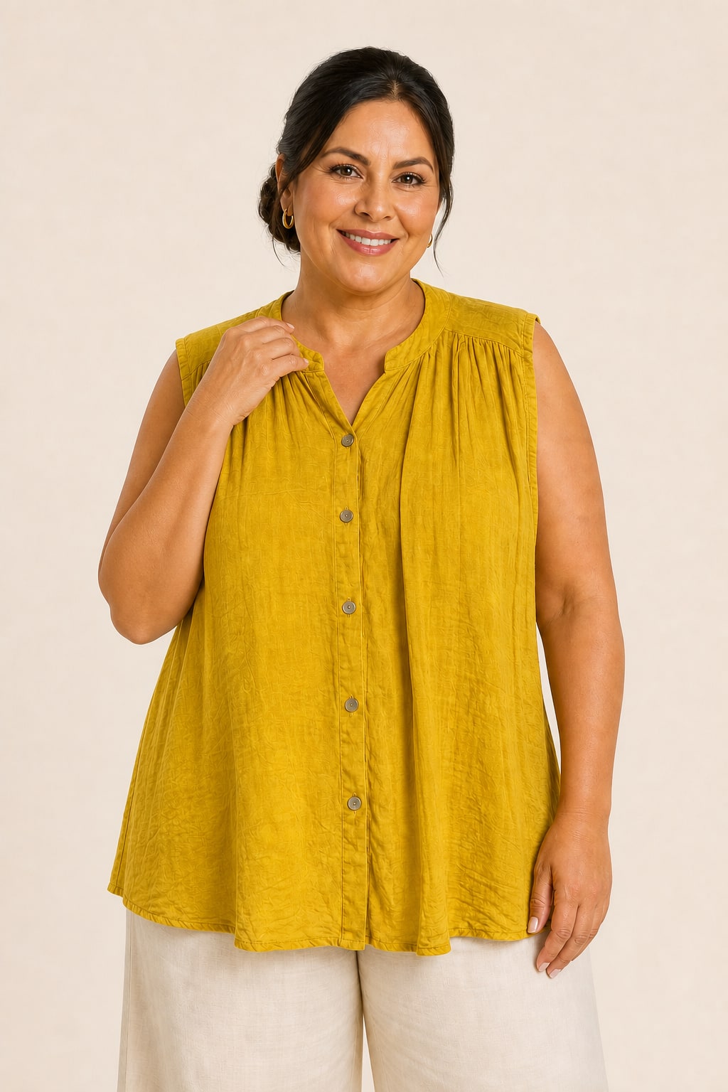 Chemise grande taille sans manches en voile de coton coupe fluide portée ouverte en gilet