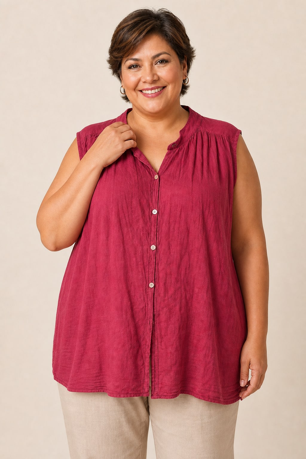 Chemise grande taille sans manches en voile de coton coupe fluide portée ouverte en gilet