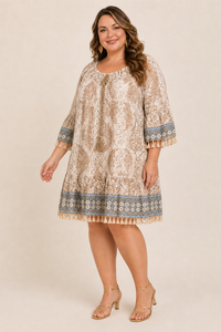 Robe grande taille bohème coupe trapèze encolure froncée manches 3/4 à franges imprimé graphique