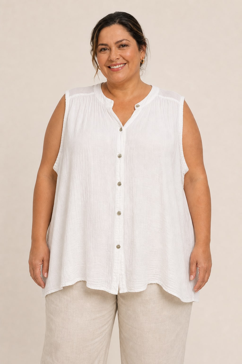 Chemise grande taille sans manches en voile de coton coupe fluide portée ouverte en gilet